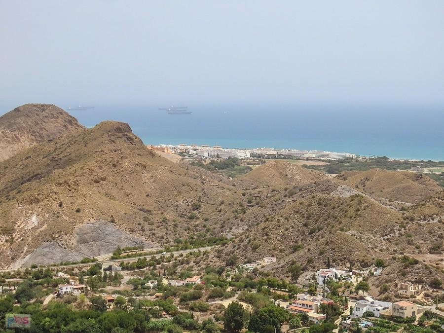 Na dole hotele turystycznego Mojacar i ledwo widoczne statki na redzie portu w Garrucha