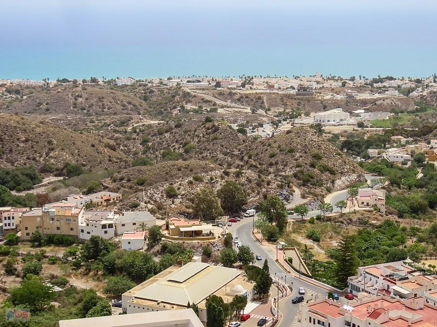 Widok z pueblo blanco Mojacar w kierunku morza