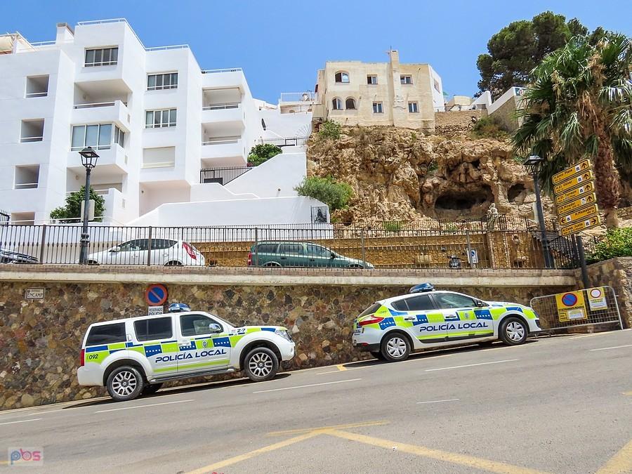 Policja i kultowa jaskinia w Mojacar
