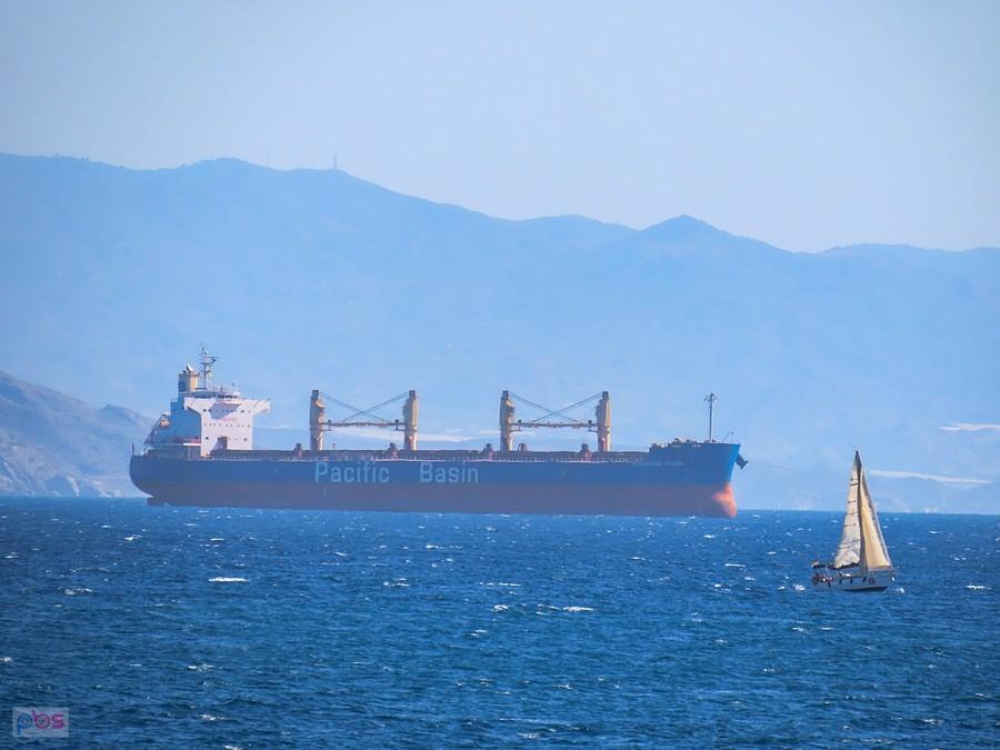 Zhoushan Island masowiec pod banderą Hongkongu na redzie portu w Garrucha