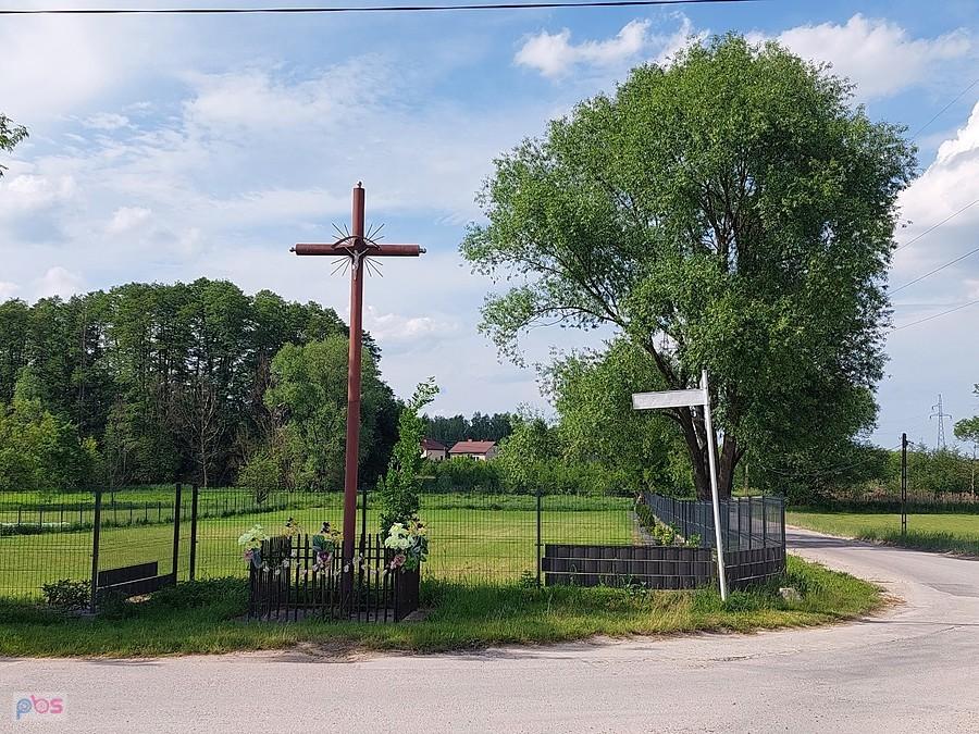 Komorniki - przydrożny krzyż