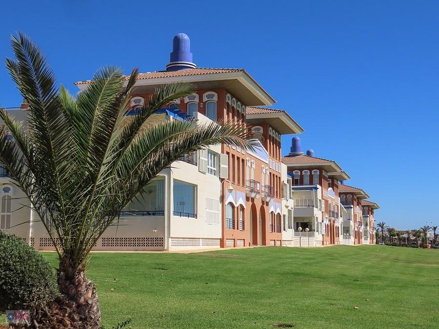 Apartamentowce przy plaży