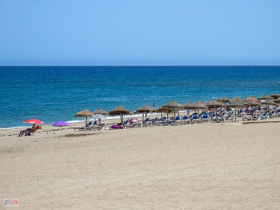 Plaża hotelowa na razie pusta