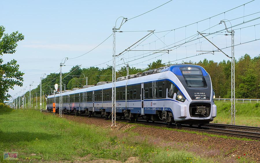 ED161-017 IC 6132 "Łużyce" relacji: Zgorzelec - Warszawa Wschodnia jedzie szlakiem linii D29-61: Herby Stare - Blachownia.