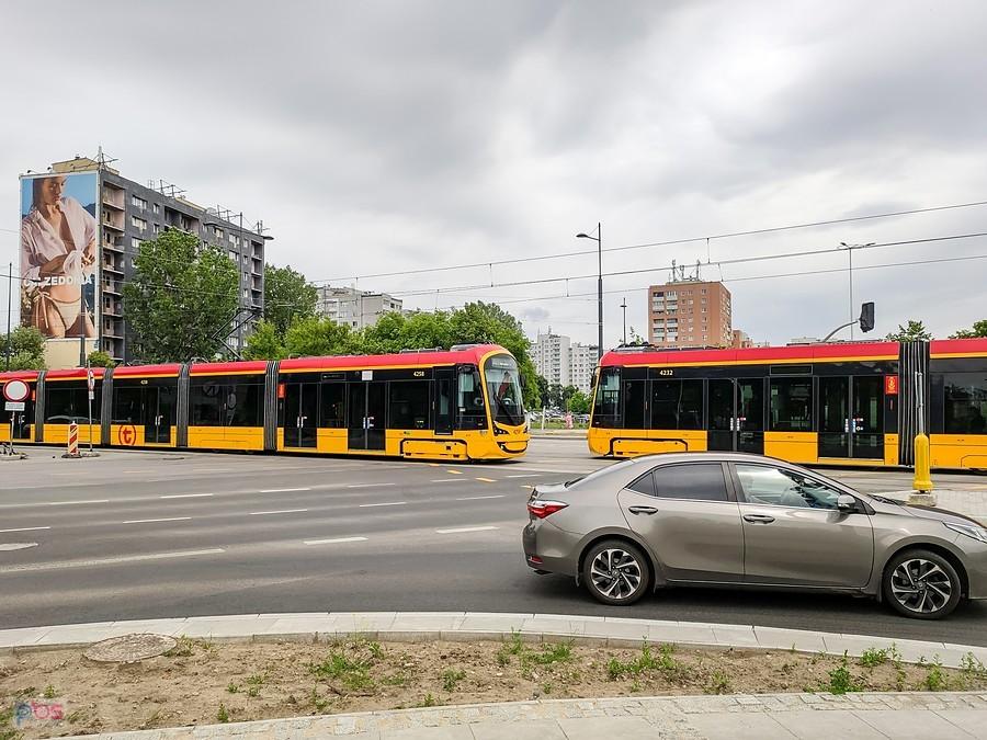 Dwa Hyundaie na skrzyżowaniu al. Wilanowskiej i Rzeczypospolitej