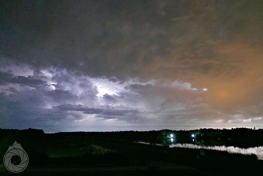 piorunujące niebo nad Dębowym Lasem