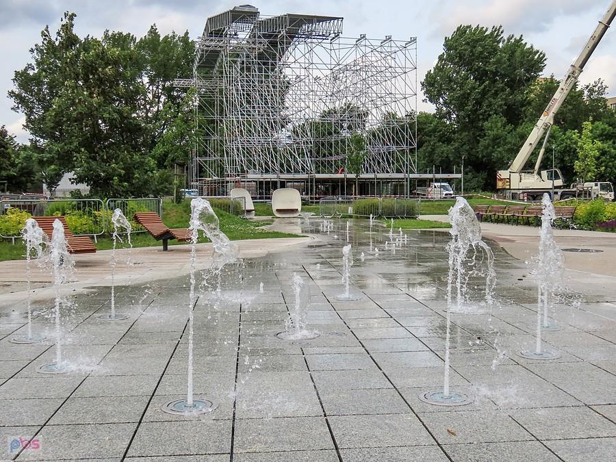 Fontanna i rusztowania sceny szykowanej na Dni Ursynowa