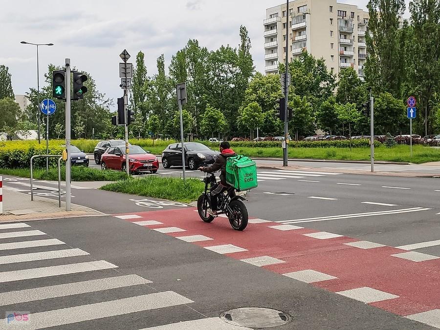 Rozwoziciel kotletów na swojej piekielnej maszynie