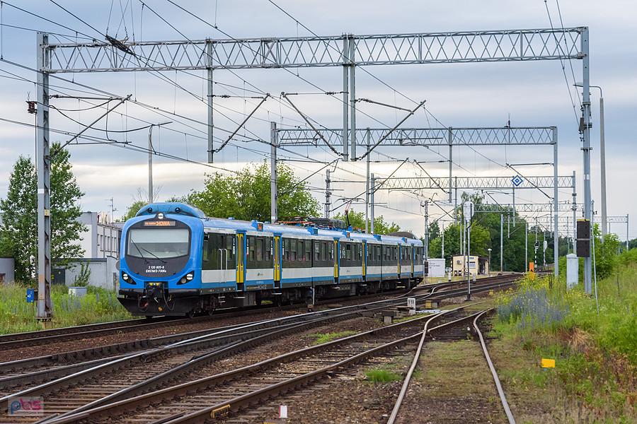 EN57AKŚ-730 jako poc. KS 94564 (Lubliniec - Częstochowa) zbliża się do peronów stacji Częstochowa Stradom - ujęcie z pokładu drezyny DL06