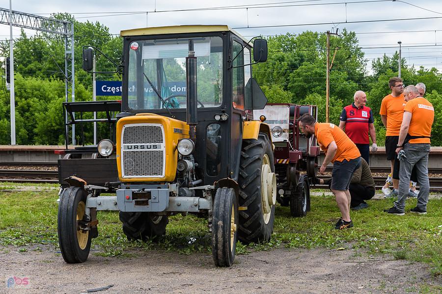 Kolejny zabytek, który przywiózł drezynkę z Herbów - Usrus C-330M, a drezynka po wepchnięciu jej wspólnymi siłami jest już zabezpieczana na przyczepie.
