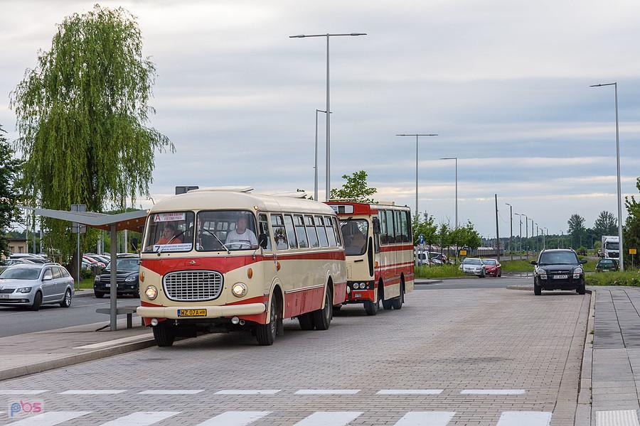 Częstochowa Stradom - powrót autobusów po zakończonych kursach z okazji Industriady - Jelcz 043 i 080