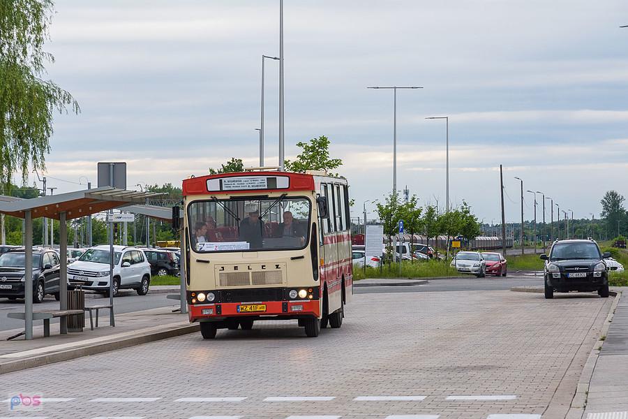 Częstochowa Stradom - powrót autobusów po zakończonych kursach z okazji Industriady - Jelcz 080