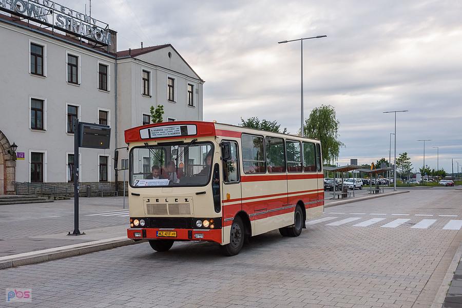 Częstochowa Stradom - powrót autobusów po zakończonych kursach z okazji Industriady - Jelcz 080