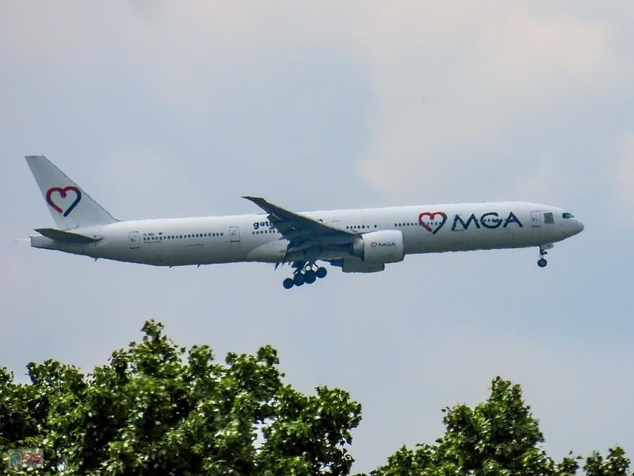 Boeing 777 Mavi Gök Airlines wypuszcza swoje masywne 6-kołowe podwozia