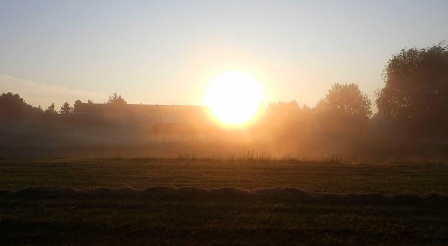 Wschodzące słońce nad agroturystyką