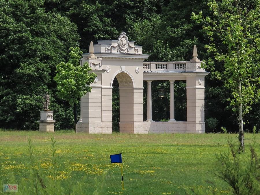 Romantyczna budowla przy pałacu w Bielawie