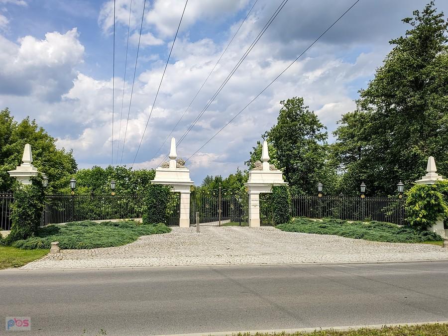 Brama pałacu w Bielawie