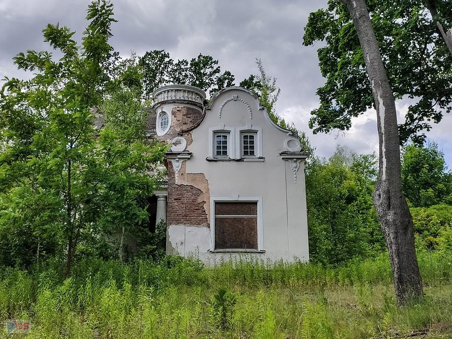 Tu gdzie widać filar, było wejście do willi Mariak