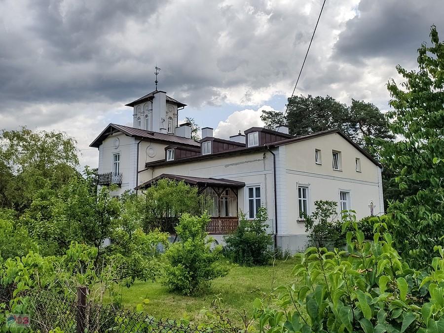 Ten oryginalny dom w Chylicach zajmuje Zgromadzenie Sióstr Od Aniołów
