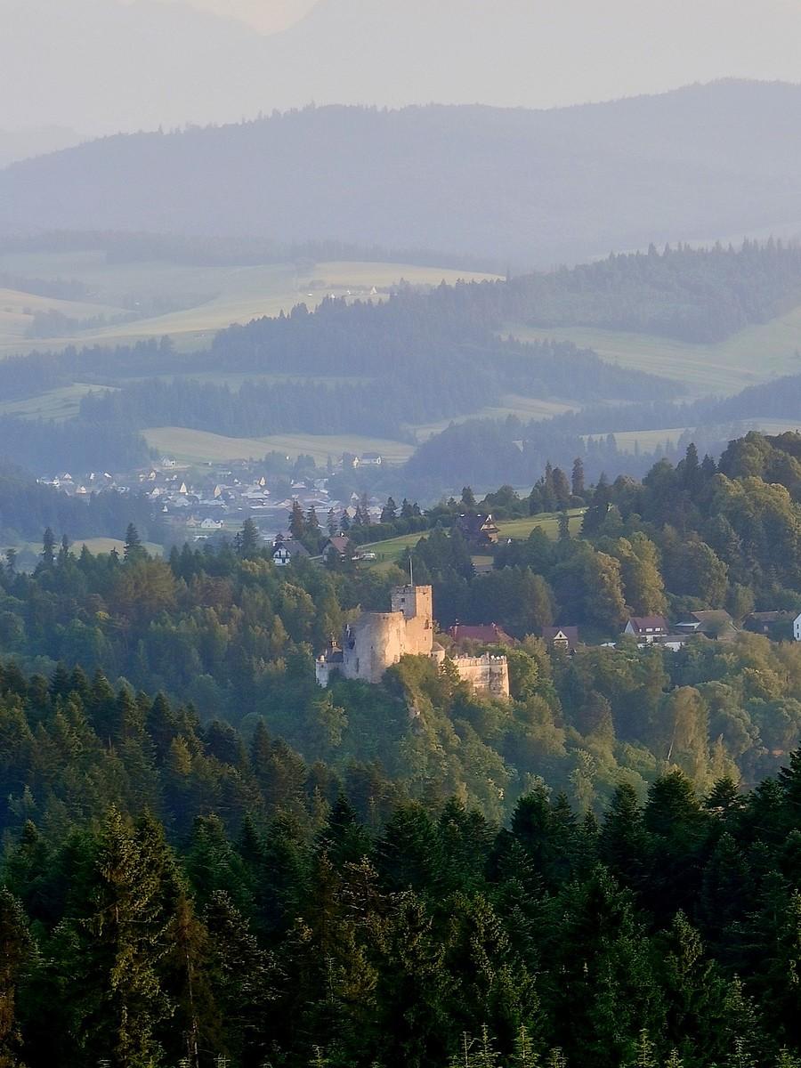 Zamek w Niedzicy z Polany Majerz.