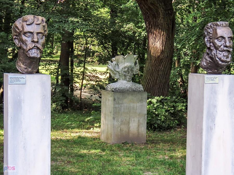 Wyspiański i Kochanowski, a w środku król Jagiełło