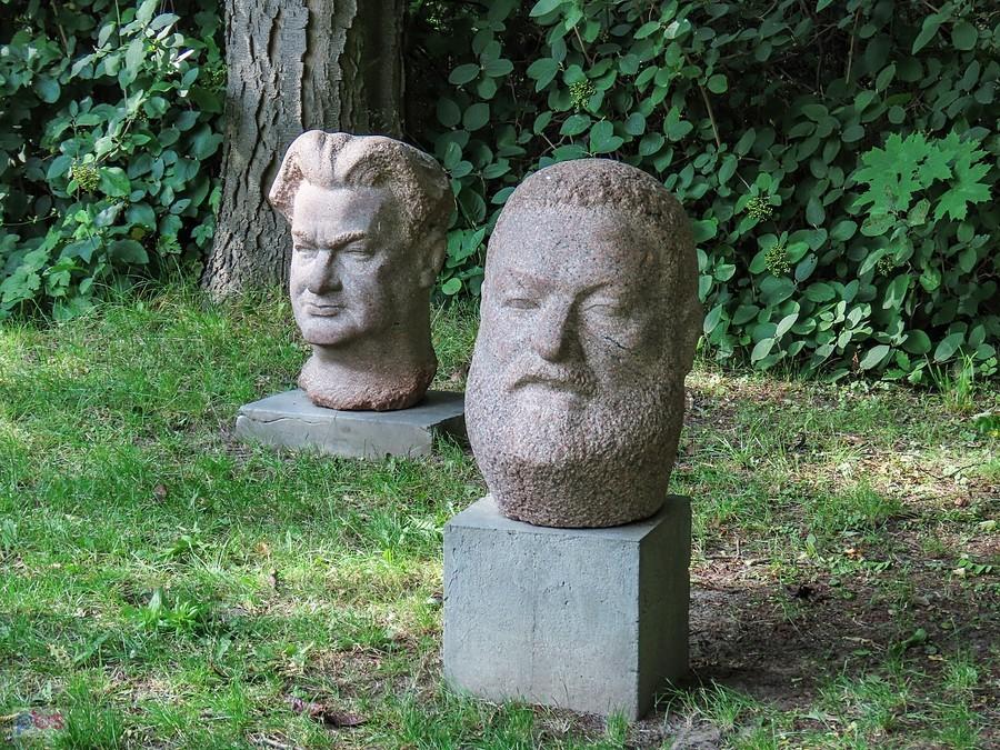 Broniewski i Hemingway w granicie wg Alfonsa Karnego