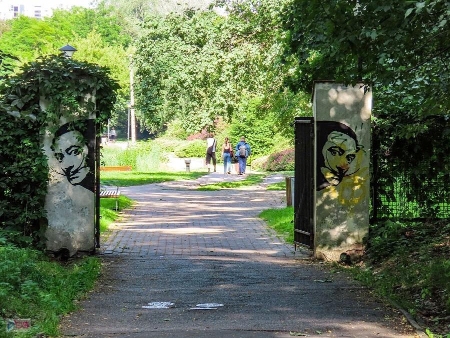 Salvador Dali na bramie Królikarni