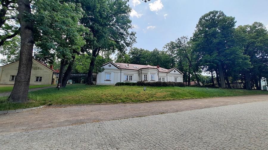 Zespół dworski z XIX wieku, Dzikowiec.