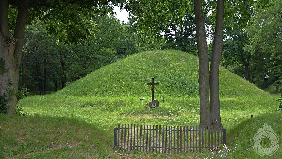 mogiła zbiorowa z I WŚ koło Ucisków, przypominająca jaką ch**nią jest obijanie sąsiadów tylko dlatego, że mieszkali 150 m dalej i zostali wcieleni do tej drugiej armii