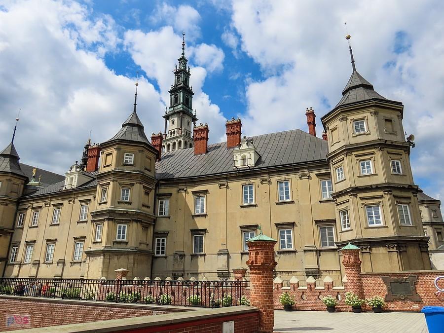 Zabudowę sanktuarium od wschodu zajmuje klasztor Paulinów
