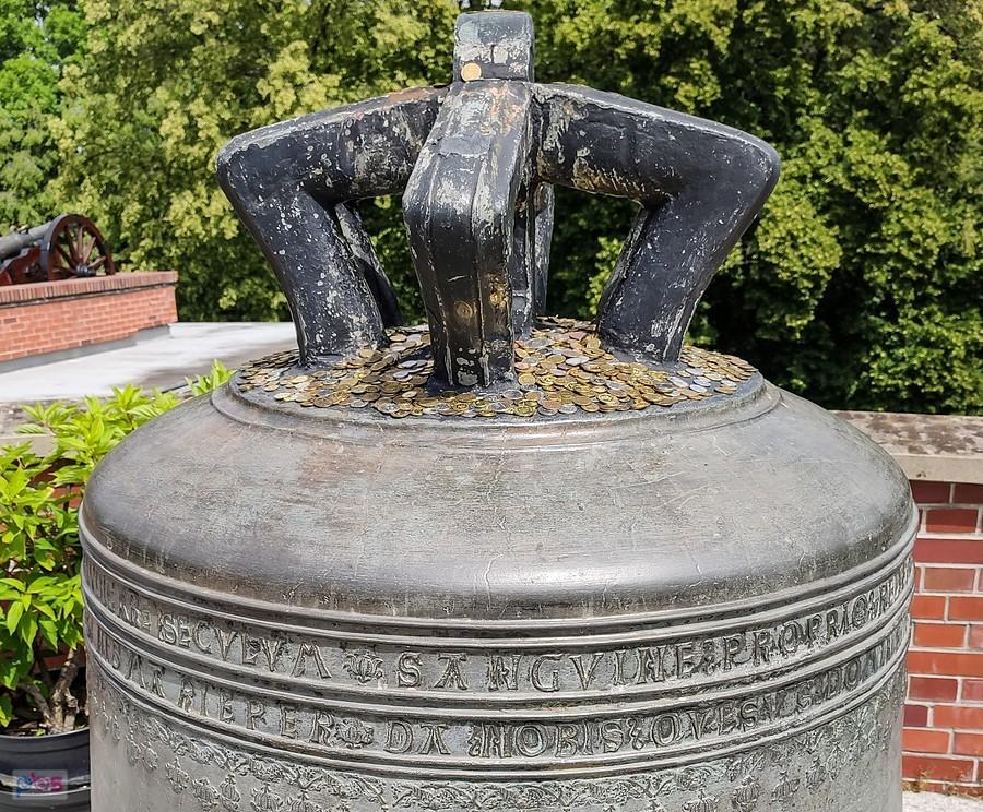 Skarbonka na starym dzwonie "Jezus Maryja"