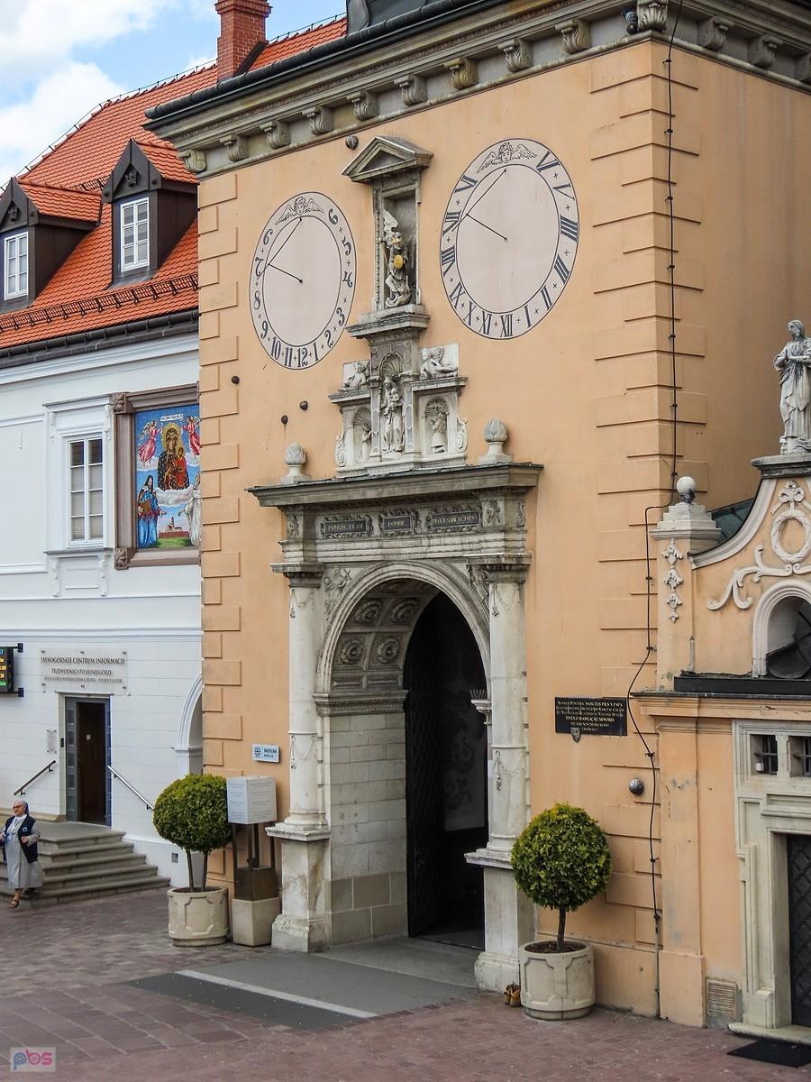 Rzadki widok, pusto przed wejściem do bazyliki