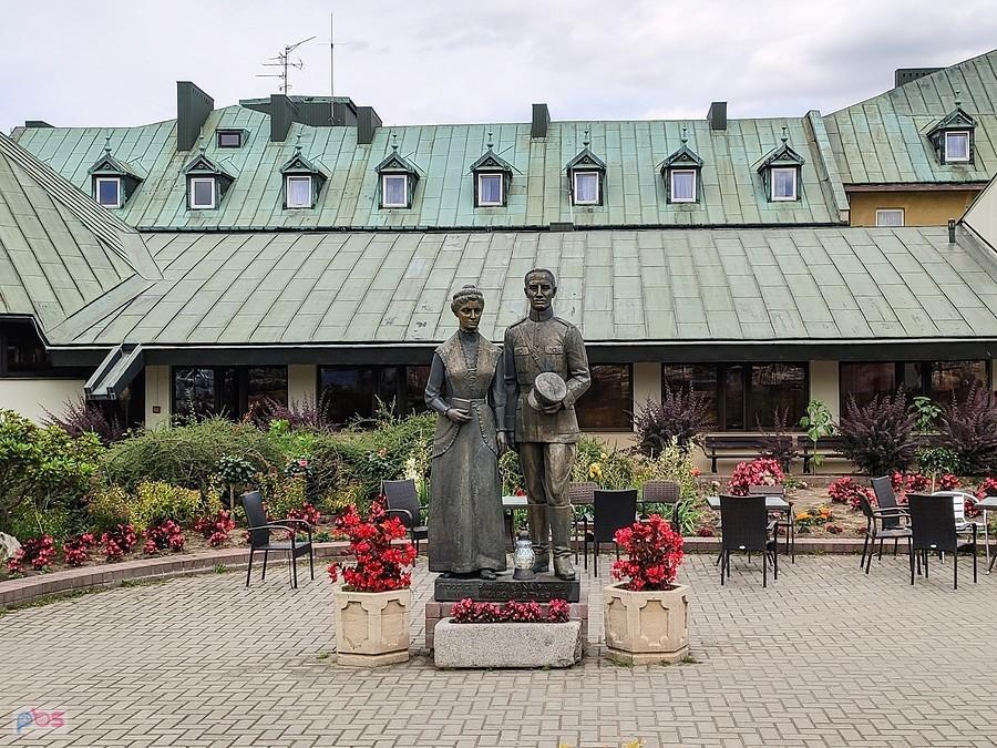 Pomnik Emilii i Karola Wojtyłów