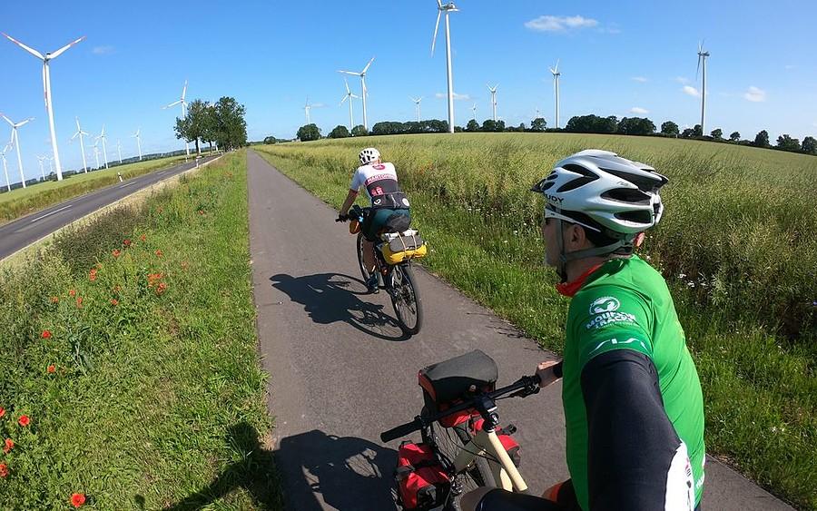 No to jazda niemiecką rowerówką z wiatrakami w tle