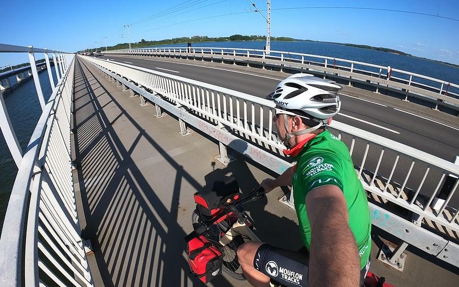 Rowerzyści, jak i kolej jadą tędy