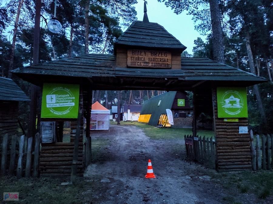 Brama wjazdowa stanicy ZHP Biały Brzeg