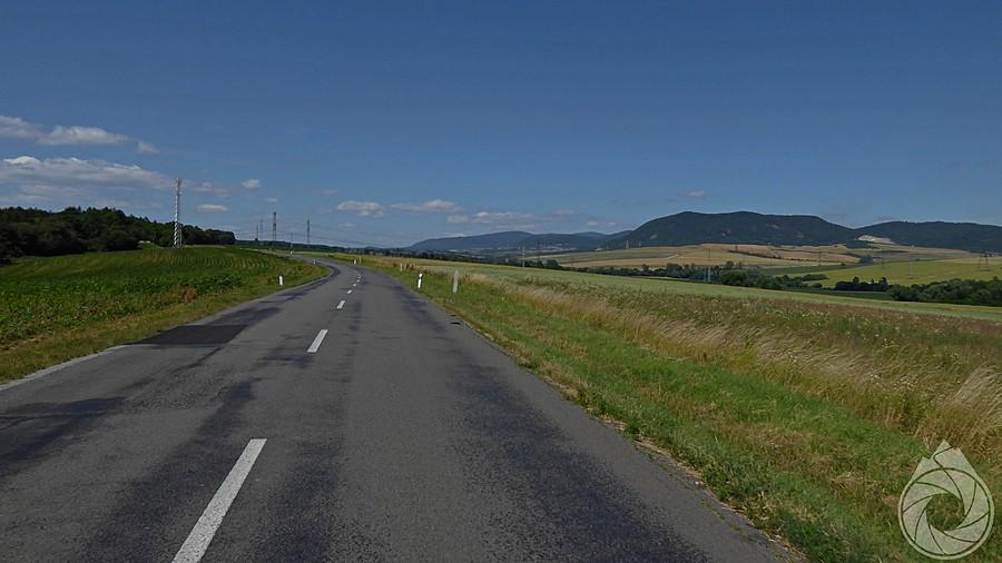 średnio przyjemne nawierzchniowo asfalty na górkach wzdłuż autostrady do Prešova