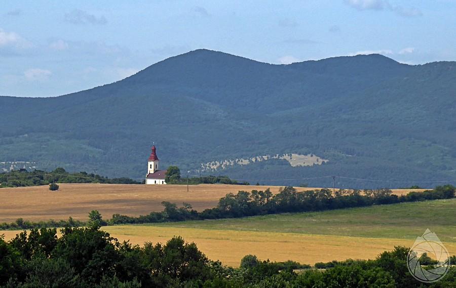 niewielki kościółek w zbożach gdzieś pod Michal'anami