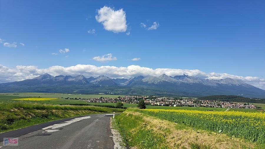 Widok na Tatry i wieś Szczyrba z okolic Szuniawy
