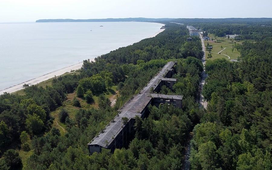 Prora - widok na podupadającą część obiektu
