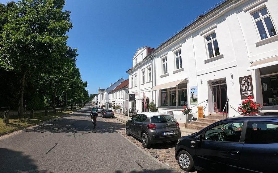 Putbus. Centrum tegoż miasteczka obfituje w białe elewacje