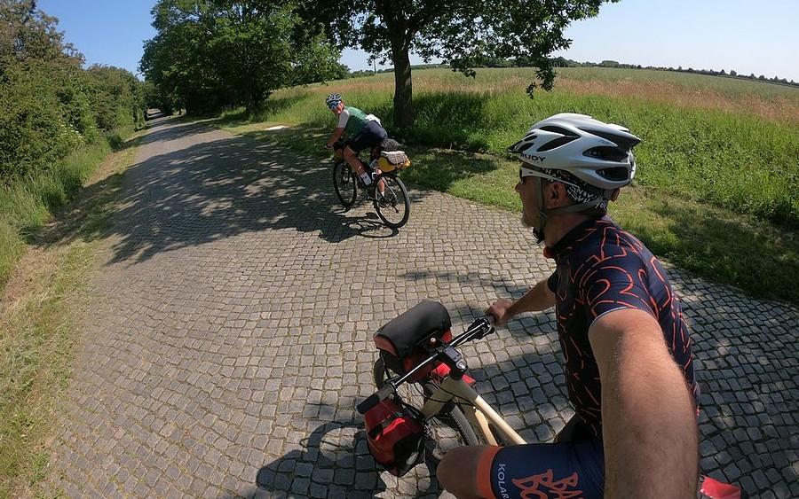 Przed nami ponownie ponad 15-km jazdy po takim bruku