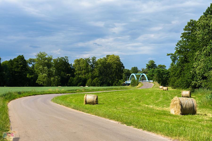 W Korwinowie pojawiły się bele słomy, w tle most nad Wartą i ciekawie wyglądające niebo :)