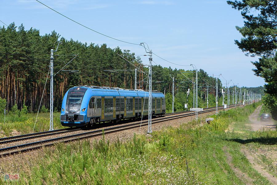 22WEd-011 jako poc. KS 40667 (Częstochowa - Gliwice) na szlaku linii D29-1: Poraj - Myszków zbliża się do po. Żarki Letnisko.