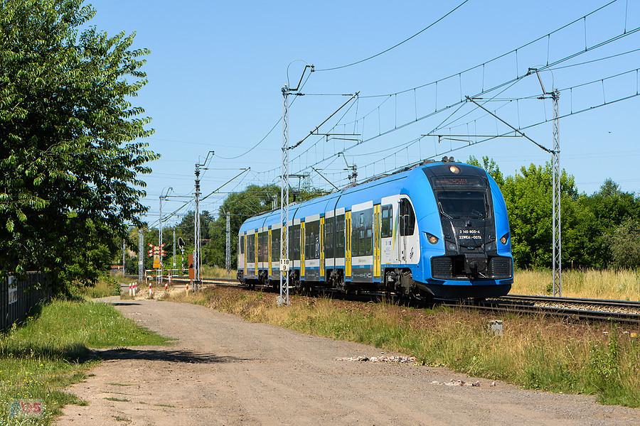 22WEd-007 jako poc. KS 94558 relacji: Lubliniec - Częstochowa zbliża się do semaforów wjazdowych stacji Częstochowa Stradom, jadąc szlakiem od Częstochowy Gnaszyn, linia D29-61.
