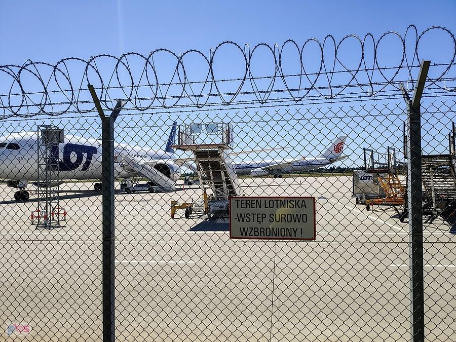 Przez płot rzut okiem na płytę cargo