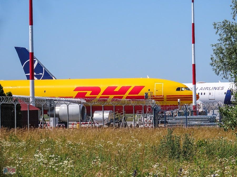 Samolot DHL na płycie cargo