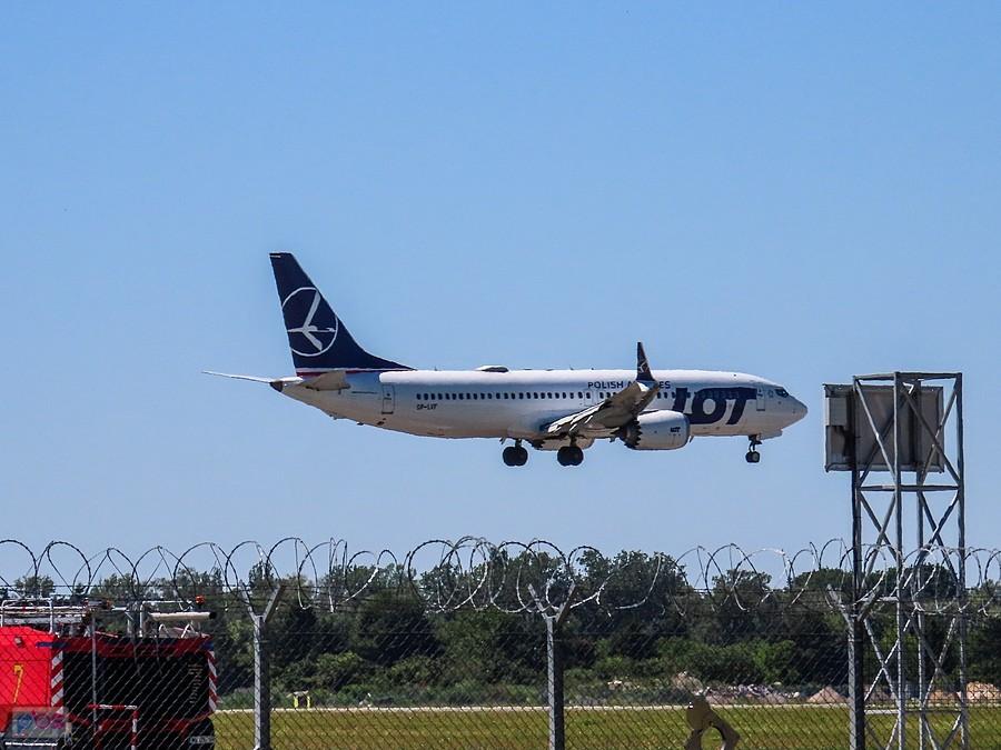 Ląduje Boeing z Londynu