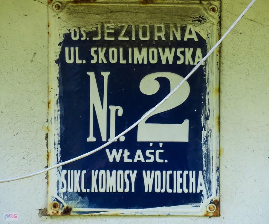 Typowa tabliczka adresowa starej zabudowy Konstancina i okolic