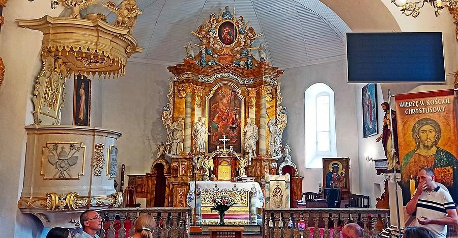 Barokowy wystrój kościoła w Rudnie pochodzi z XVII i XVIII wieku